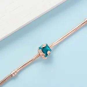 Pulsera de serpiente oro rosa con dije de pez en esmalte verde azulado estilo marino