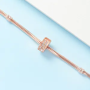 Elegante roségouden slangenarmband met een sprankelende rechthoekige pavé-gezette bedel