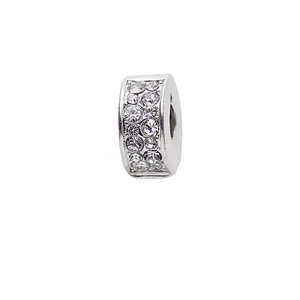 Close-up van fonkelende pavé kristallen bedel in zilver voor DIY armbanden