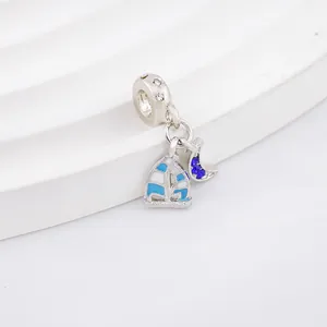 Ciondolo in argento con barca a vela in smalto blu e luna in zircone su sfondo bianco