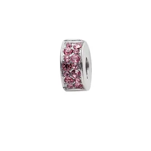 Macro-detail van de zilveren barrel charm met roze kristallen voor DIY-armbanden