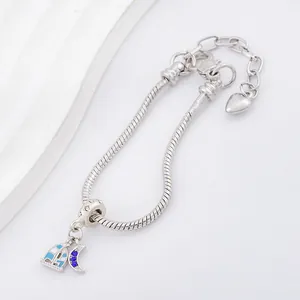 Bracciale a catena serpente d'argento con ciondoli a luna in smalto blu e cuore su bianco