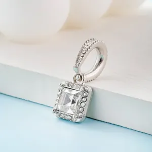 Charm de luxe en zircone carrée avec sertissage pavé sur métal argenté pour bracelets DIY