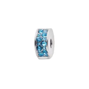 Gedetailleerde close-up van de S925 zilveren bedel met pavé-gezette blauwe zirkonia's
