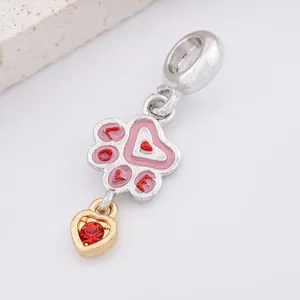 Pendentif empreinte de patte en alliage d'argent avec cœur rouge et bijou doré brillant