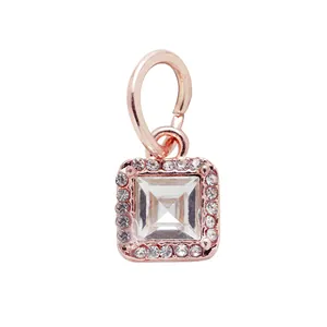 Vue détaillée du pendentif carré en or rose avec halo de zircons et pierre centrale
