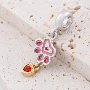 Pendentif patte en émail rose avec cœur en gemme rouge et inscription LOVE en argent