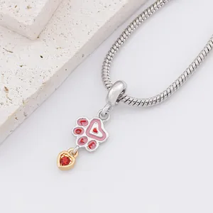 Charm empreinte de patte en émail rose avec lettres LOVE sur bracelet maille serpent