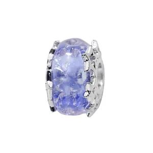 Makroaufnahme einer lila Glas-Charm-Perle mit Schneeflocken und silbernen Akzenten