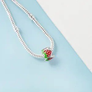 Bracelet chaîne serpent en argent avec breloque fraise rouge, feuilles vertes et détails
