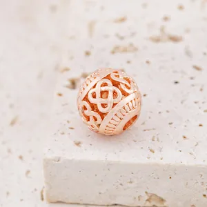 Ciondolo a sfera cava in oro rosa con motivo intrecciato per la creazione di bracciali