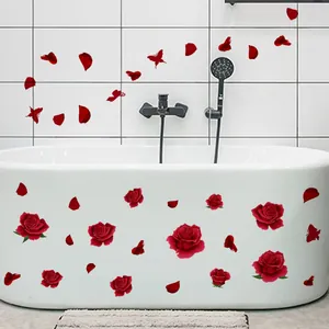 Stickers muraux roses rouges et papillons sur une baignoire blanche et carrelage mural