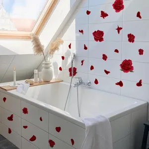 Stickers muraux roses rouges et papillons sur carrelage de salle de bain et baignoire