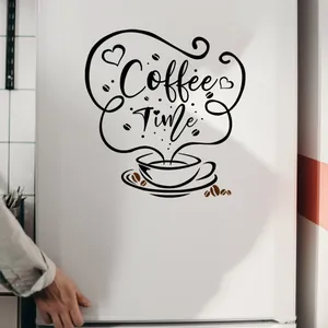 Nahaufnahme des Coffee Time Wandtattoos auf einem weißen Küchen Kühlschrank