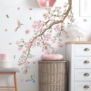 Pegatinas de pared de flores de cerezo rosa con colibríes en una pared blanca moderna