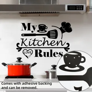 Detailansicht des abnehmbaren My Kitchen Rules Wandaufklebers in einer modernen Küche