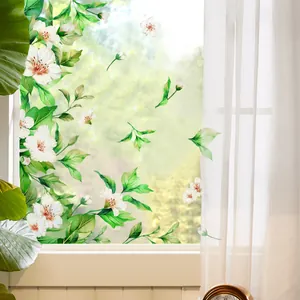 Detailansicht der Aquarell-Fensteraufkleber mit weißen Blumen und grünen Blättern