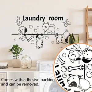 Détail de stickers muraux buanderie avec chiens de dessin animé et bulles sur carrelage