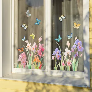 Detalle de pegatinas estáticas de flores y mariposas de colores en vidrio de ventana