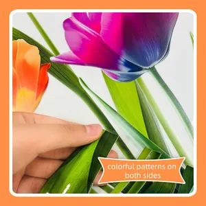 Detalle de pegatina floral de doble cara para ventana con patrones de tulipanes de colores