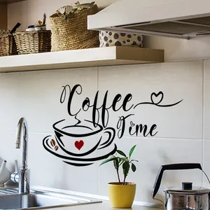 Detail der Coffee Time Wandtattoo mit rotem Herz auf moderner Küchenfliesenwand