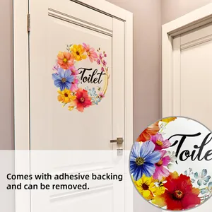 Detail eines floralen Toilettentüraufklebers mit Kleberücken für die Badezimmerdekoration