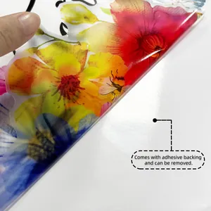 Detail eines Blumen-Wandtattoos mit Kleberückseite für einfaches rückstandsloses Abziehen