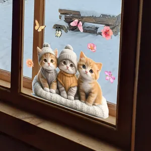 Detail von Katzen-Fensteraufklebern mit Kätzchen in Pullovern und rosa Blumen