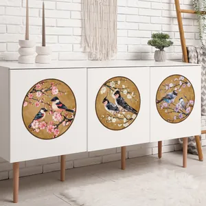 Détail du meuble de rangement blanc moderne avec des panneaux peints de fleurs et oiseaux