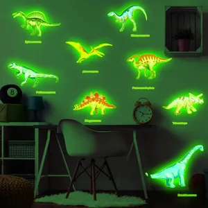 Stickers muraux dinosaures fluorescents montrant des motifs verts brillants dans le noir