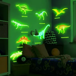 Stickers muraux dinosaures luminescents montrant un stégosaure brillant dans la chambre