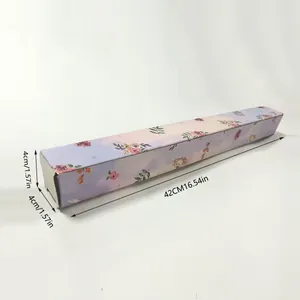 Caja de regalo larga de papel con estampado floral de 42x4x4cm y diseño de flores lilas