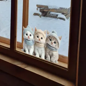 Süße Katzen-Fensterbilder mit Kätzchen in Strickmützen auf winterlichem Hintergrund