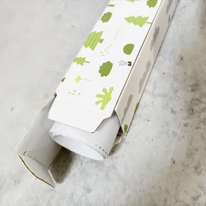 Caja pequeña de embalaje cilíndrica de papel con ilustraciones de bosques verdes