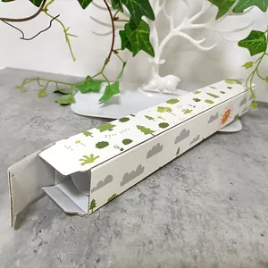 Detalle de una caja de embalaje de cartón blanco con ilustraciones y papel enrollado