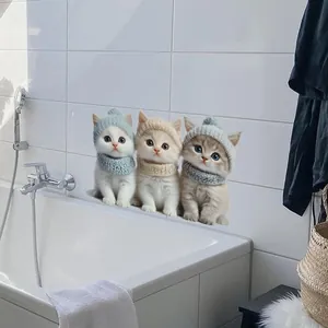 Detailansicht der 3D-Kätzchen Wandaufkleber mit Strickschals auf Badezimmerfliesen