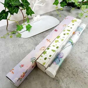 Tres cajas de regalo decorativas con diseños florales y forestales para empaque