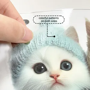 Detailansicht des beidseitigen weißen Katzen-Fensteraufklebers mit blauer Strickmütze