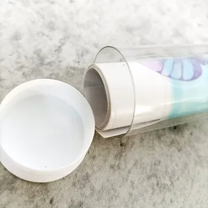 Detalle del tubo de PVC transparente con tapa blanca para proteger pósteres enrollados