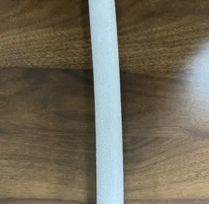 Detalle de la textura de la junta de espuma de PE blanca sobre fondo de madera