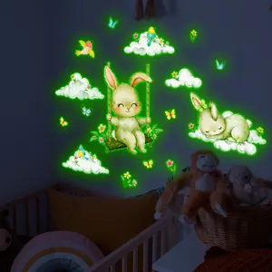 Stickers muraux lumineux de lapins et papillons brillant dans une chambre d'enfant