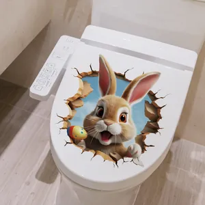 Sticker 3D détaillé de lapin de Pâques avec œuf coloré sur un couvercle de WC blanc