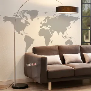 Lampada da terra curva moderna con paralume nero e base in pietra in un soggiorno