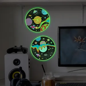 Stickers muraux espace phosphorescents avec planètes et OVNI sur un mur de chambre sombre