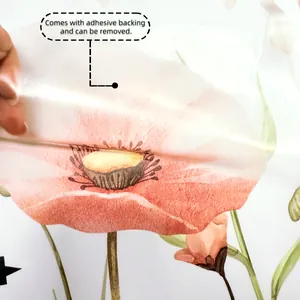 Macro-opname van de roze bloemenmuursticker met de zelfklevende en verwijderbare kant