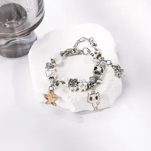 Bracciale di Natale con ciondoli a fiocco di neve e perline colorate su pietra