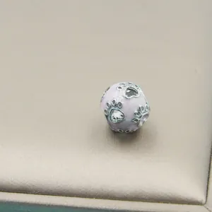Perle de breloque rose émaillée avec empreintes de pattes pour bracelets DIY