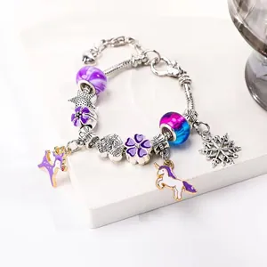 Dettaglio del braccialetto di Natale con ciondoli a forma di unicorno viola