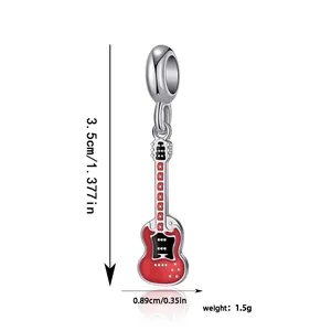 Nahaufnahme der roten Emaille-Gitarre mit Maßen für die DIY-Schmuckherstellung