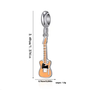 Detailansicht der Größe von Gitarrenanhänger mit orangefarbenem Emaille und Perlenring